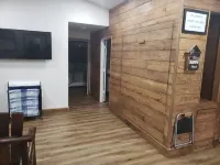 AMRock Cabin - Direct access to Ouachita National Forest and Wolf Pen Gap Polk County 호텔