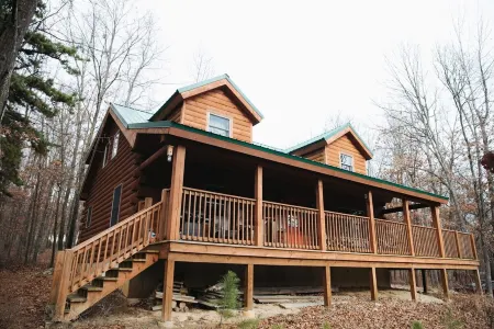 Log Home in a Peaceful Wood in Jim Thorpe