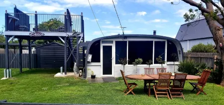 Chill at the Igloo cottage - 100m walk to beach