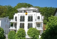 Best location in Sellin, only 100 meters to the beach, beautiful south-facing balcony