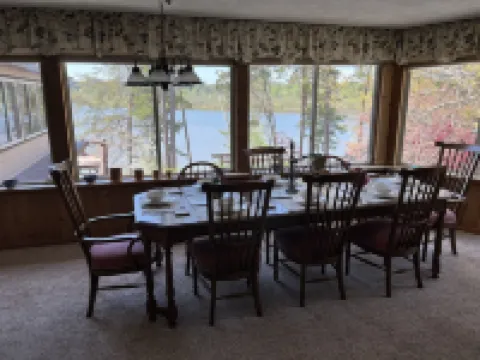 Perfect relaxing lake retreat for hosting a gathering. Quiet with no neighbors.