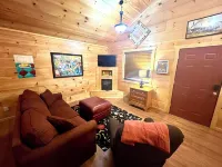 Cabin in town, walking distance to the courthouse square.