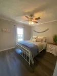LakeHouse w/ Great Views-Newly Renovated-private boat house/dock & fire pit