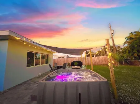 Cozy & Stylish Beach House just 3 minute Walk to the Beach • Spa • KingBed!