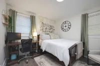 Cottage 2 mi to Broadway: King Bed, Fenced Yard