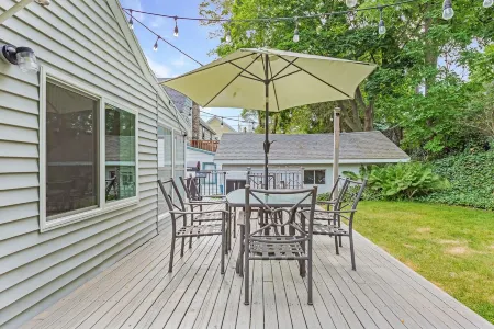 5-Star Reviews, Remodeled & Centrally Located! One Of The Best Properties In GH!