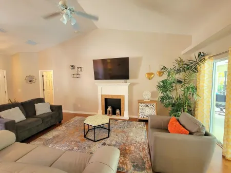 Beautiful Heated Pool House with Backyard Oasis