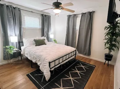 Charming 2-bedroom house with views of Cedar Point! Hotels near Soda Pop's