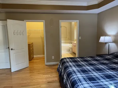 Entire Luxury Single-Family Home in Upscale Neighborhood & Convenient Location 메도레인 쇼핑센터 주변 호텔