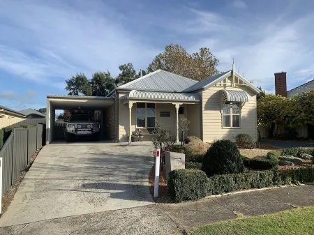 Elmsford Cottage (Warragul) - right in the heart of Gippsland.