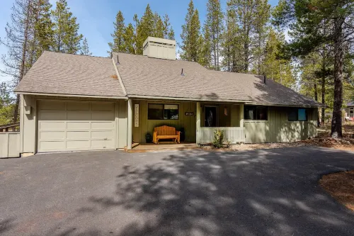 Newly Renovated & Listed! Across from SHARC & Walk to Village! 10 SHARC PASSES - Swimmingpools
