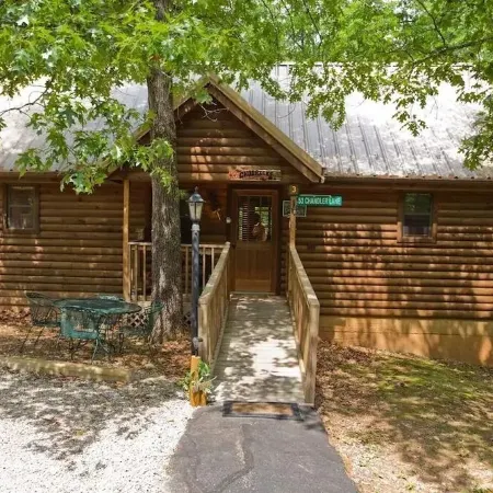 Rustic Log Cabin w/ Fireplace • 10 Min to Silver Dollar City • Screened Porch