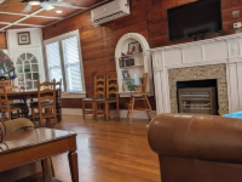 Charming, unique 3-bedroom house in Junction with AC, WiFi, Pet Friendly Hotels in Junction