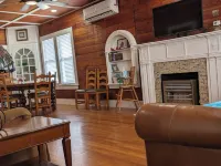 Charming, unique 3-bedroom house in Junction with AC, WiFi, Pet Friendly Hotels in Junction