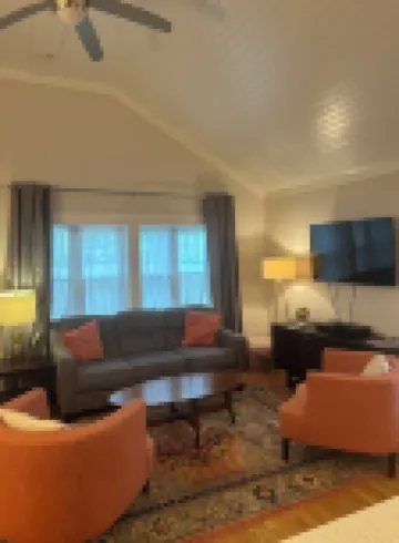 Kimi's Cottage: Class & Character- 2 bedroom cottage in Nashville, TN