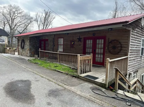 Ryder's Retreat overlooking the city of Williamson!