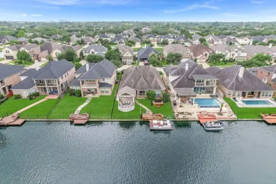 Modern Family Lake House,  Boat,  Hot tub, Shared Pool, Baby Necessities Hotel in zona Cypress Lakes Golf Club