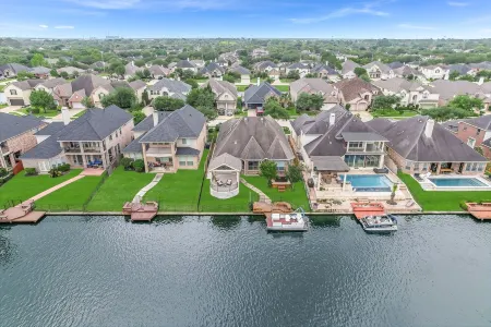 Modern Family Lake House,  Boat,  Hot tub, Shared Pool, Baby Necessities