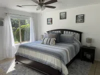 Relaxation Destination--updated lakefront condo just steps from Lake Hamilton!!!