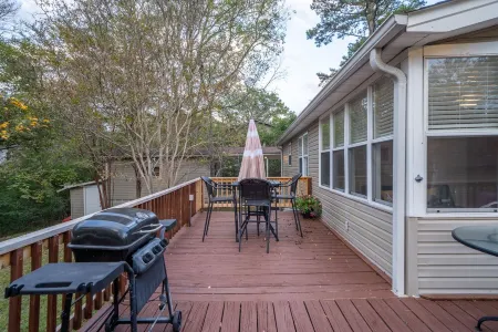 New Weston Cottage - Sleeps 6, Cozy and Private Stay!