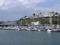 Luxury 3 bed apartment a few minutes walk from beach, harbour and town!