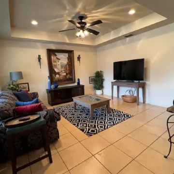 BestStays@Sapphire- a Duplex Near Hospitals large groups ok.TVs in all rooms