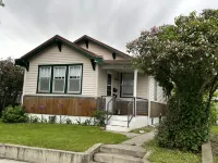 Downtown 2 bed/1 bath with deck and back yard Hotels near K Potter Fine Art