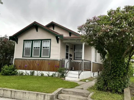 Downtown 2 bed/1 bath with deck and back yard