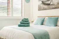 Goldeneye beachside paradise, large apartment, free parking, fast Wi-Fi