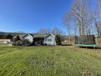 Compass Rose: Orient yourself! 3 bedroom peaceful retreat on the lake - 3-Star