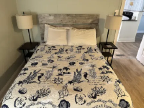 Cute Bungalow, Hot tub, game room,fenced yard