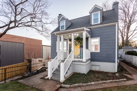Delightful 5-bedroom residence near downtown Charlottesville. Pet-friendly! Отели в г. Шарлотсвилл