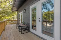 Den on Daniels - Modern Elegance, Private Balcony Steps from Downtown Orlando