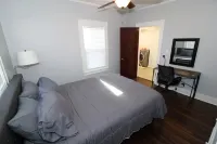 Modern Midtown Home -Dogs OK -Work Desks -Porch Swing -Fully Privacy Fenced Yard