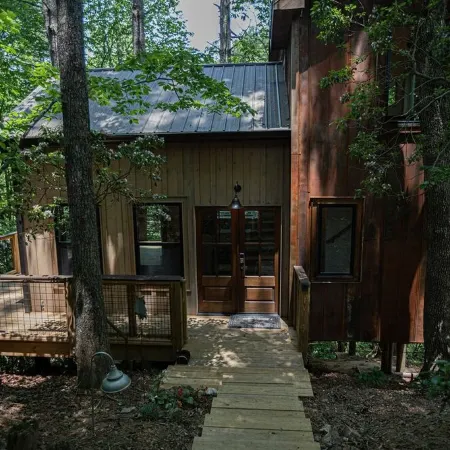 Al's Nest: Secluded Treehouse Overlooking Creek