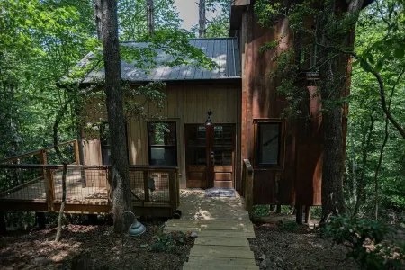 Al's Nest: Secluded Treehouse Overlooking Creek