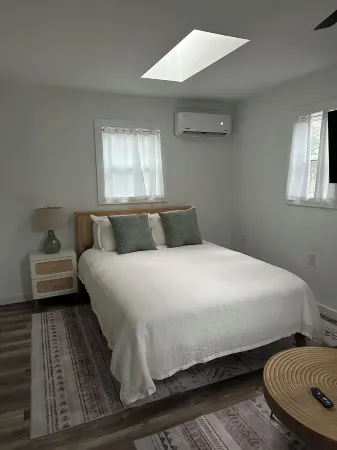 Cozy beach studio within walking distance to the beach.