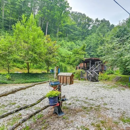 Relax in a Private Forest Escape with Hot Tub, Dogs Welcome