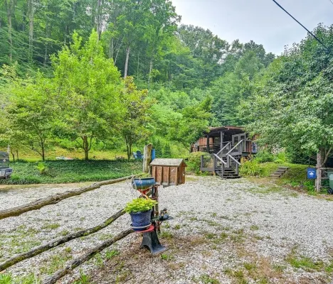 Quiet Creek Cabin: Cozy Retreat with Hot Tub in the heart of Daniel Boone Forest فنادق في Menifee County