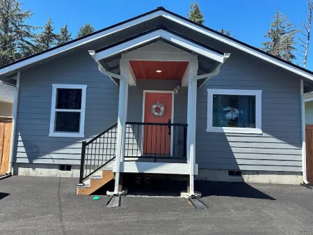 Dog-Friendly Coastal Home Near the Beach Отели рядом с достопримечательностью «Брадис Ойстерс»