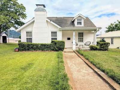 Charming cottage with 3 bed, 2 bath, and amenities in enchanting Guntersville. Hotels near Homer B. Wilson Jr Vintage Museum