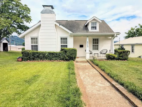 Charming cottage with 3 bed, 2 bath, and amenities in enchanting Guntersville.