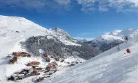 MERIBEL-MOTTARET Apartment Ski in ski out 1800m balcony south mountain view