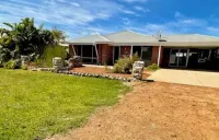 AliMac's Beach Shack   Leeman    Just 200mts from the beach & boat ramp Hotel a Leeman