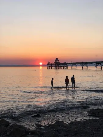 *Pierside Coastal Retreat* Luxury, family friendly, sleeps 10. Steps to the sea. Отели рядом с достопримечательностью «Clevedon Pier and Heritage Centre»