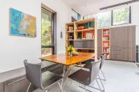 Hip Modern Studio in serene central Bellevue with AC, WiFi, Kitchen, TV