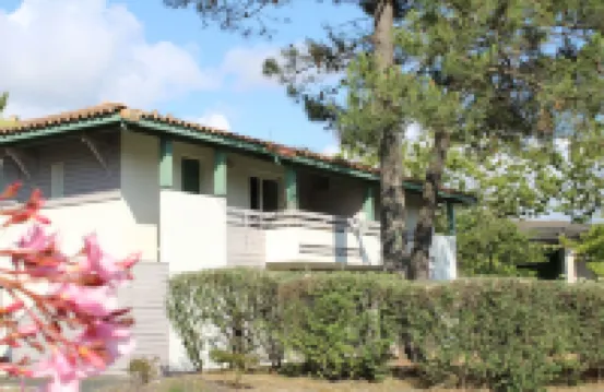 Beach 200 m away! Comfort, private wifi, bed linen, swimming pool, terrace, garden, parking lot