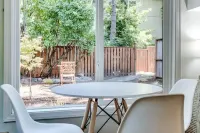University Cottage, 2 blocks from U of O.