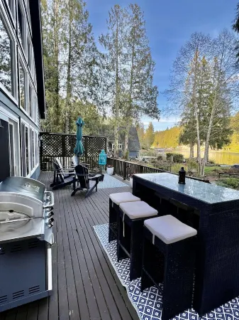 Beautiful lakefront Casa del Lago on Lake Roesiger