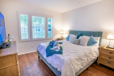House of Verrett Beach Villa-Ventura,  Sleeps 6 & Four-Minutes from Beach